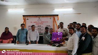 सेवानिवृत्ती निमित्त जयवंत पाडवी यांच्या तहसिलदार दीपक धिवरे यांच्या सत्कार